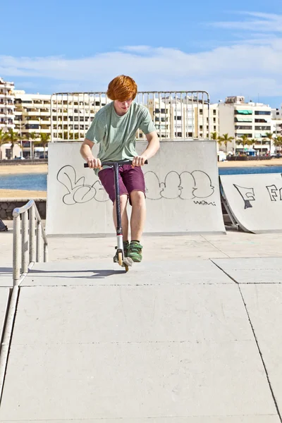 Pojke med scooter kommer luftburna — Stockfoto