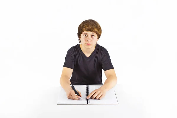 Милый ученик делает домашнее задание для школы — стоковое фото