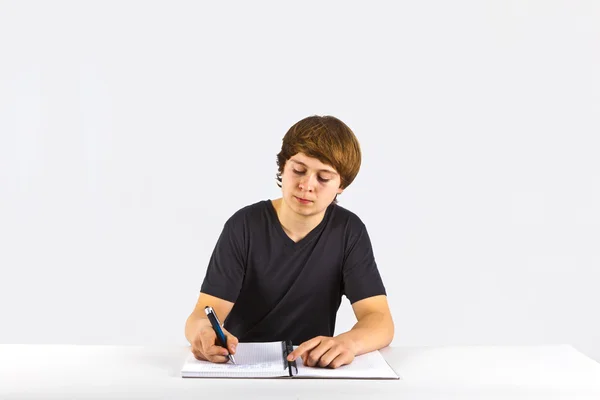 Aranyos tanuló csinál házi feladatot az iskolai — Stock Fotó