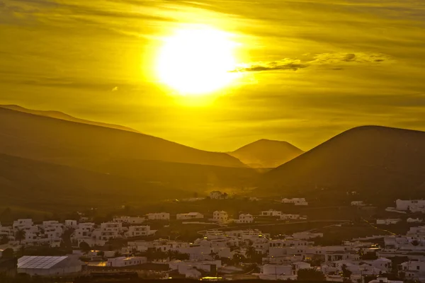 Pôr do sol sobre a aldeia de Yaiza em Lanzarote — Fotografia de Stock