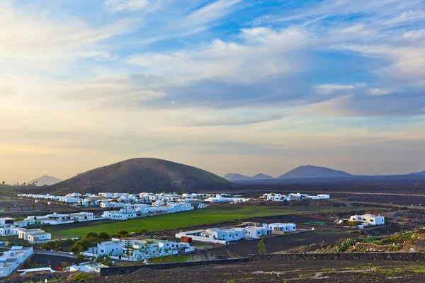 Sunset over village of Yaiza in Lanzarote — Stock Photo, Image