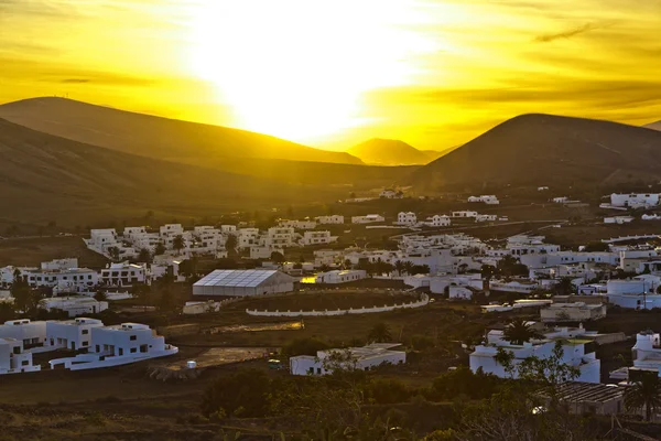 Západ slunce nad vesnice yaiza v lanzarote — Stock fotografie