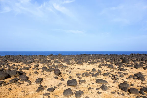 Сухая зона со старыми камнями лавы на побережье — стоковое фото