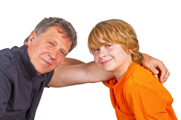 Отец и сын обнимаются — стоковое фото