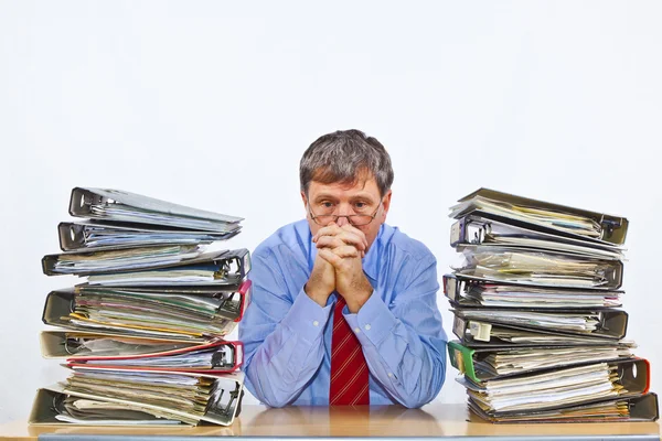 Homme étudie dossier avec des fichiers à son bureau dans le bureau — Photo