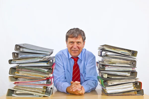 Άνθρωπος μελέτες φάκελο με τα αρχεία στο γραφείο του στο γραφείο — Φωτογραφία Αρχείου