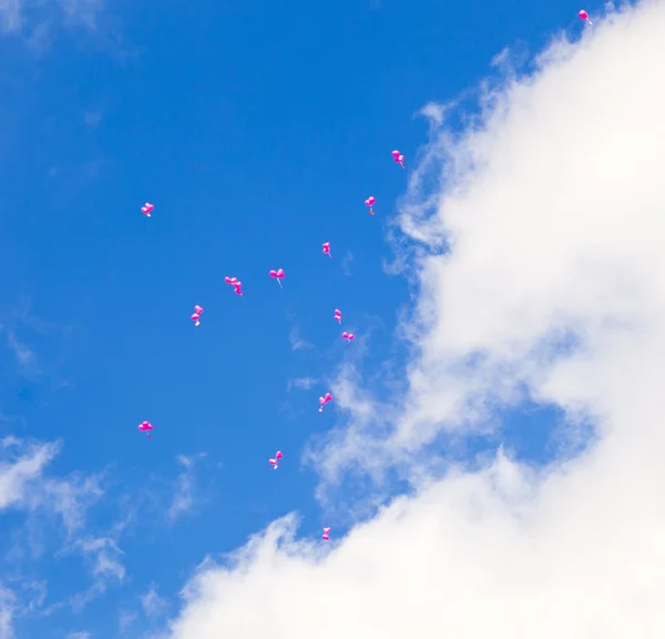 Rode ballonnen met berichten in de blauwe hemel — Stockfoto