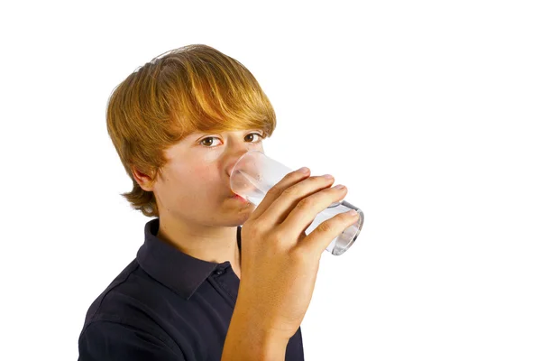 男孩喝水用的玻璃 — 图库照片