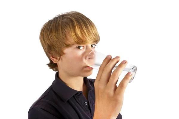 Jongen drinking water uit een glas — Stockfoto