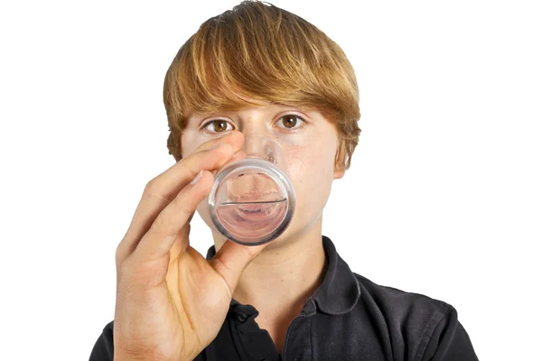 Menino bebendo água de um copo — Fotografia de Stock