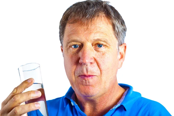 Uomo che beve acqua da un bicchiere — Foto Stock