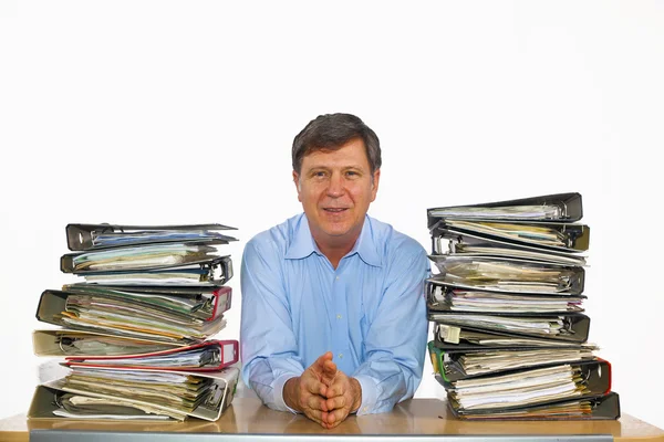 Człowiek badania folderu z plikami przy biurku w biurze — Zdjęcie stockowe