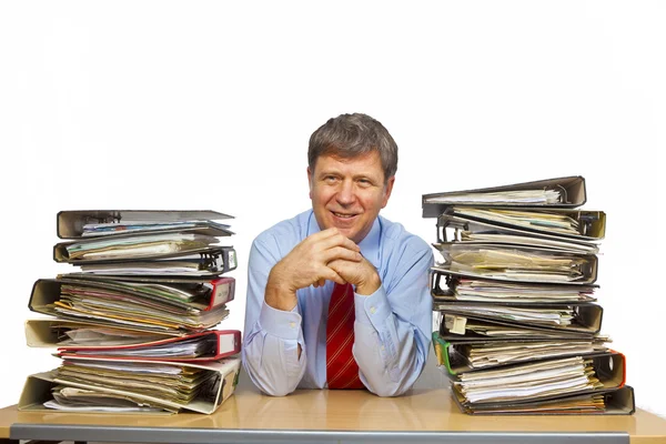Чоловік вивчає теку з файлами на своєму столі в офісі — стокове фото