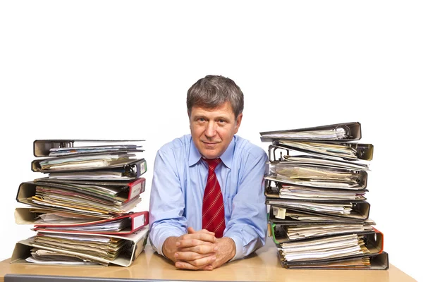 Homme étudie dossier avec des fichiers à son bureau dans le bureau — Photo