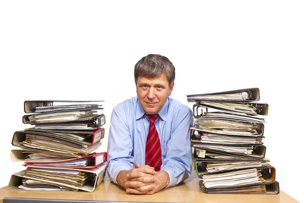 Mann studiert Ordner mit Akten am Schreibtisch im Büro — Stockfoto