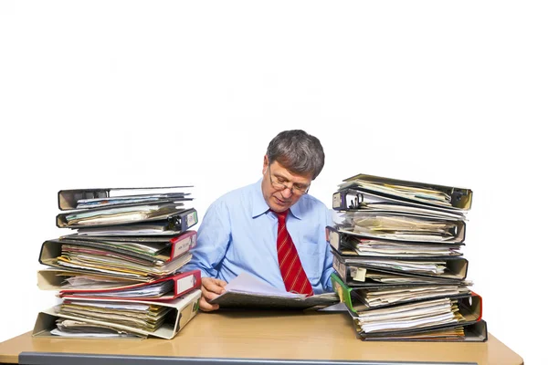 Man studies map met bestanden achter zijn Bureau in het kantoor — Stockfoto
