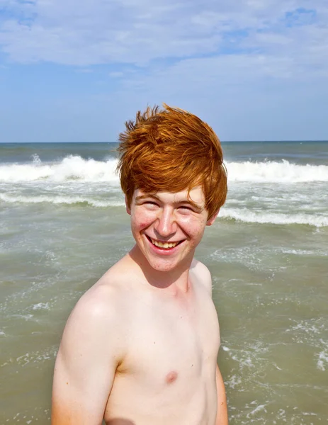 男孩喜欢大海的波浪 — 图库照片