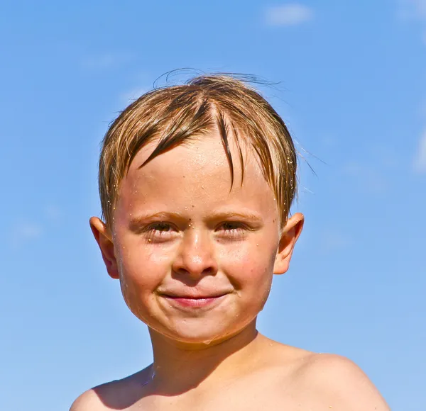 Portret van schattige jongen op het strand — Stockfoto