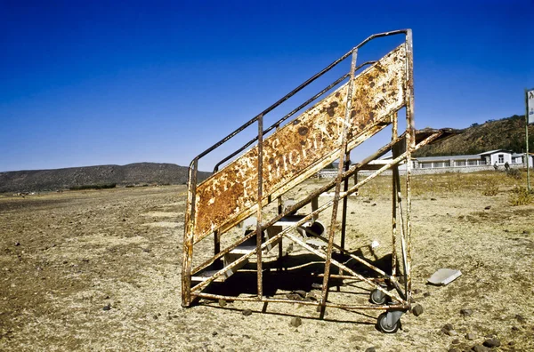Antiguo puente aéreo oxidado en el aeropuerto de Axum, Etiopía , —  Fotos de Stock