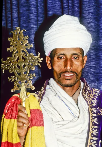 Koptské kněz v Etiopii v jeho kostele — Stock fotografie