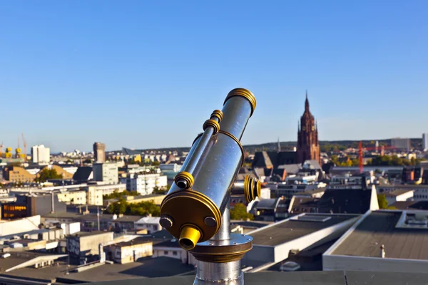 Teleskop auf Bahnsteig mit Blick nach Frankfurt — Stockfoto