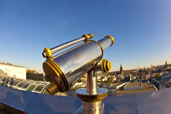 Télescope sur quai avec vue sur Francfort — Photo