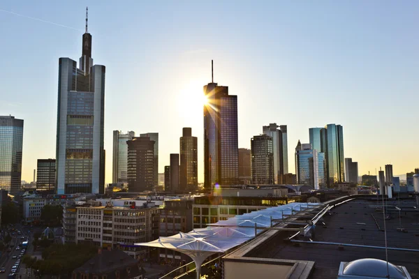Met het oog op skyline met een wolkenkrabber in frankfurt — Stockfoto