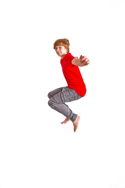 十几岁的男孩在空中跳跃的肖像 — 图库照片