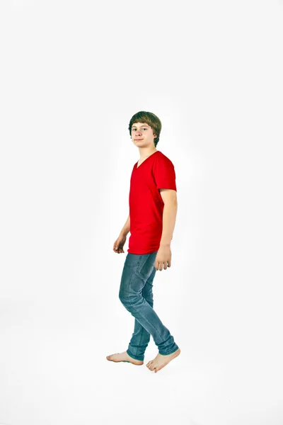 Potret bahagia remaja laki-laki berjalan di studio — Stok Foto
