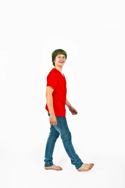 Ritratto di ragazzo adolescente felice che cammina in studio — Foto Stock