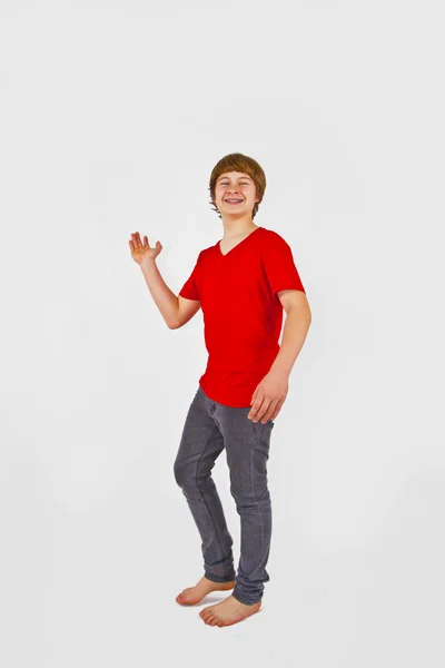 Boldog tizenéves fiú séta stúdió-portré — Stock Fotó