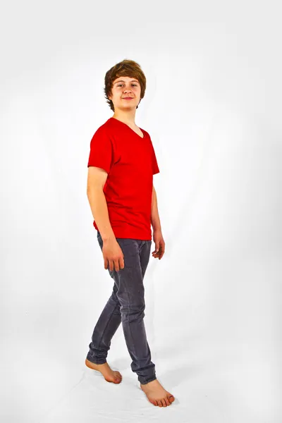 Boldog tizenéves fiú séta stúdió-portré — Stock Fotó