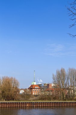 Kimya fabrikasında eski nehir Frankfurt'ta ana