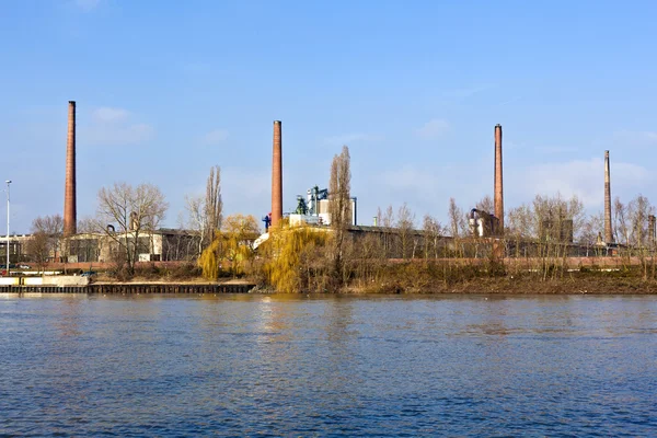 Vecchio stabilimento chimico sul fiume Meno a Francoforte — Foto Stock