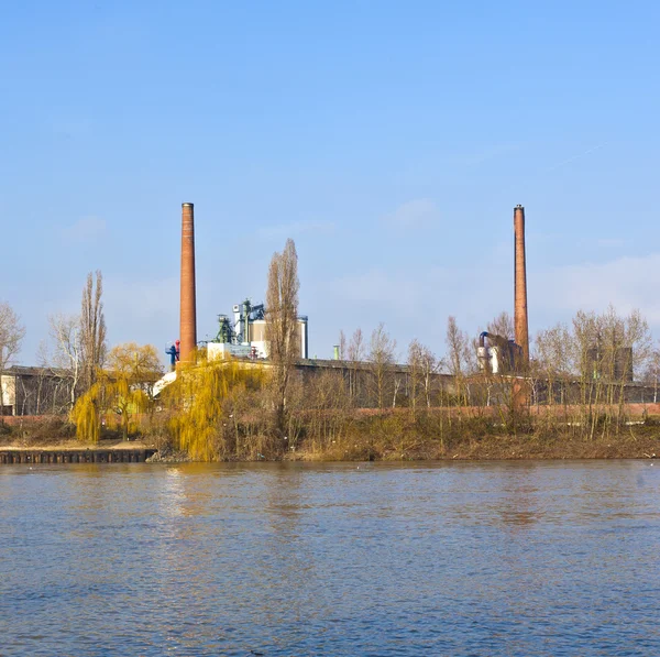 Antiga fábrica de produtos químicos no rio Main em Frankfurt — Fotografia de Stock