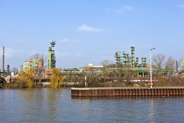 Antiga fábrica de produtos químicos no rio Main em Frankfurt — Fotografia de Stock