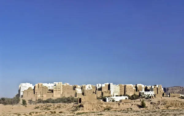 Piękne miasto Pruscy z Kłodzka na pustyni w hadramaut, Jemen. — Zdjęcie stockowe