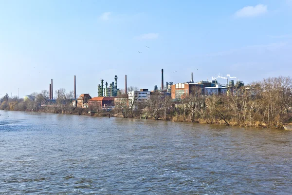 Gamla kemisk anläggning vid floden main i frankfurt — Stockfoto