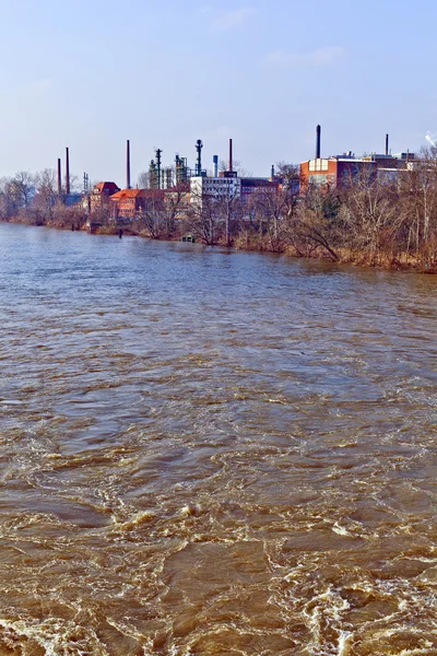 Oude chemische fabriek in rivier belangrijkste in frankfurt — Stockfoto