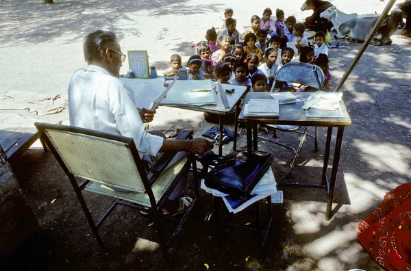 Enseignant enseigne aux enfants dans la salle de classe extérieure — Photo