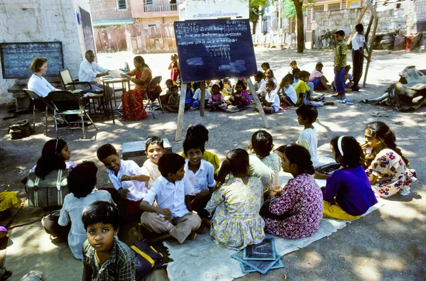 Professor ensina crianças na sala de aula ao ar livre — Fotografia de Stock