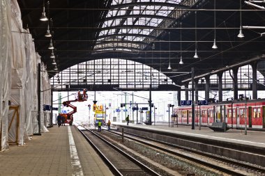 werknemer reparatie de bovenleiding in het station