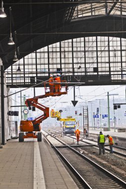 werknemer reparatie de bovenleiding in het station