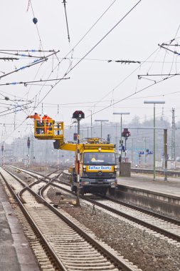 werknemer reparatie de bovenleiding in het station