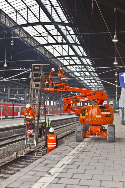 Arbetstagaren reparation kontaktledningen på stationen — Stockfoto