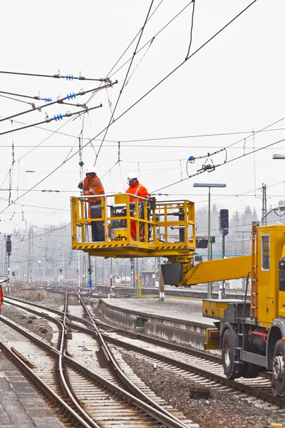 werknemer reparatie de bovenleiding in het station