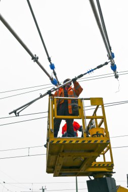 werknemer reparatie de bovenleiding in het station