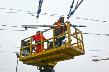 werknemer reparatie de bovenleiding in het station