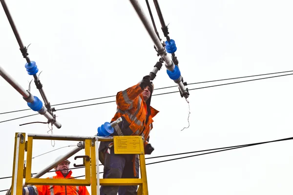 Працівник ремонт контактно-кабельної мережі на станції — стокове фото