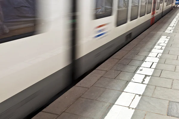 Trem na estação com velocidade — Fotografia de Stock